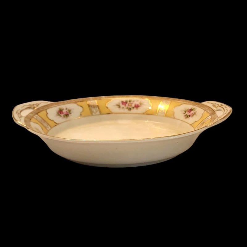 Elegant white and gold plate featuring a delicate floral pattern, ideal for special occasions.