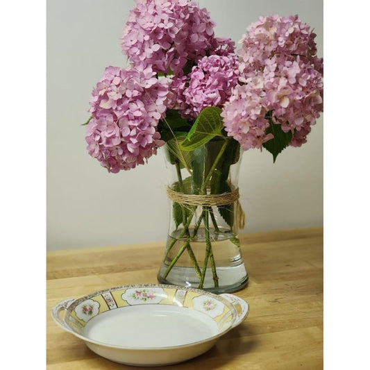 Elegant white and gold plate featuring a delicate floral pattern, ideal for special occasions.
